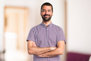 yakışıklı adam kollarını ile geçti