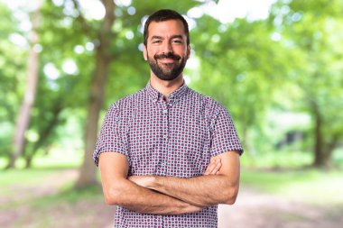 yakışıklı adam kollarını ile geçti