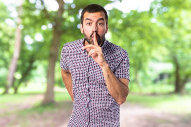 yakışıklı adam yapma sessizlik jest