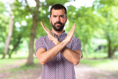 Hiçbir hareketi yapan yakışıklı erkek