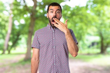 Sürpriz bir jest yapan yakışıklı erkek