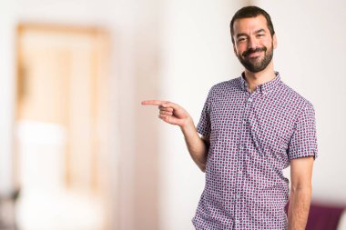 Yakışıklı adam lateral için işaret