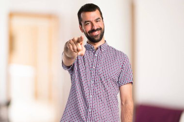 Yakışıklı adam önüne işaret