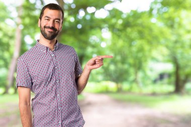 Yakışıklı adam lateral için işaret