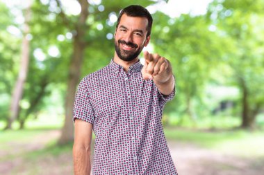 Yakışıklı adam önüne işaret