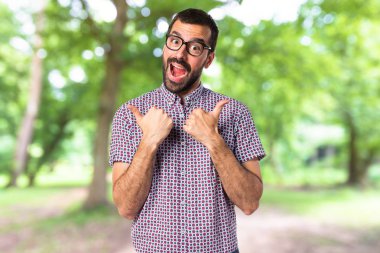 Başparmak ile gözlüklü adam