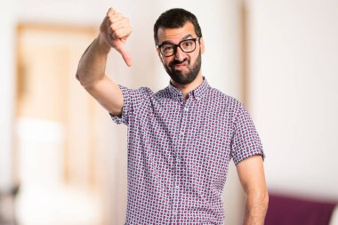 Kötü sinyal yapıyor gözlüklü adam