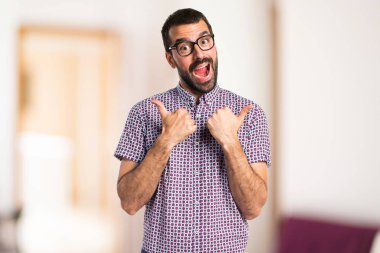 Başparmak ile gözlüklü adam