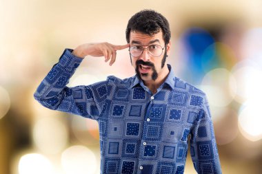 Vintage genç adam deli jest yapma