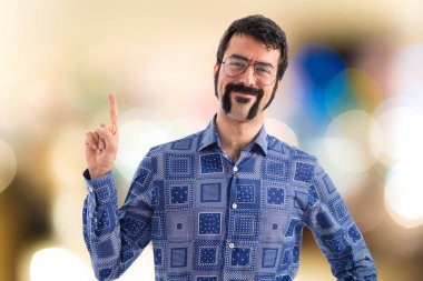 Vintage genç adam yukarı dönük