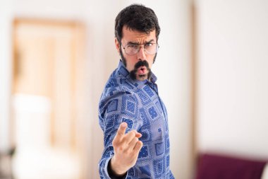 İşaret ve bağırarak vintage genç adam