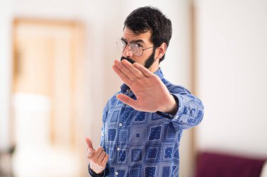 Vintage genç adam dur işareti yapmak