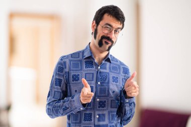 Vintage genç adam önüne işaret