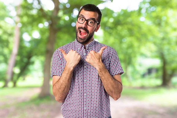 Başparmak ile gözlüklü adam