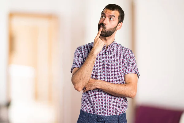 Sakallı yakışıklı delikanlı