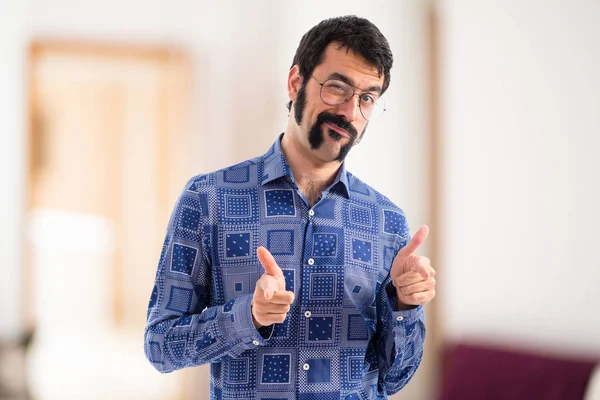 Vintage genç adam önüne işaret