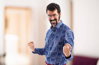 Beyaz arka plan üzerinde şanslı adam  