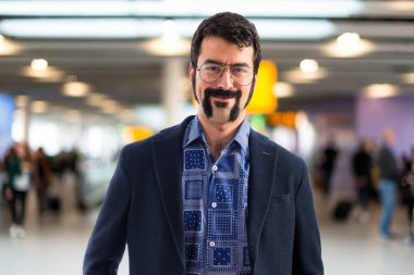 Sakallı yakışıklı delikanlı