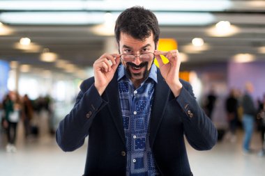 Vintage genç adam bir şeyler gösteriyor