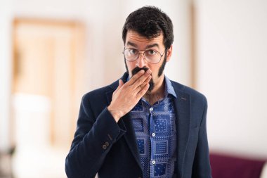 Adam sürpriz jest yapıyor. 