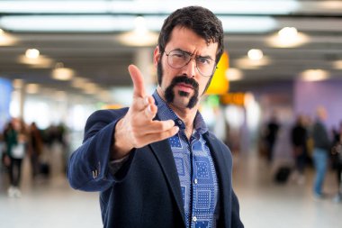 Vintage genç adam silah jest yapma 