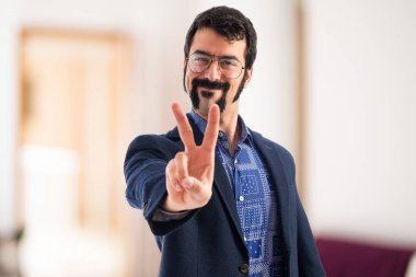 Zafer jest yapan vintage genç erkek 