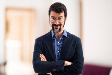 Vintage genç adam kollarını ile geçti 