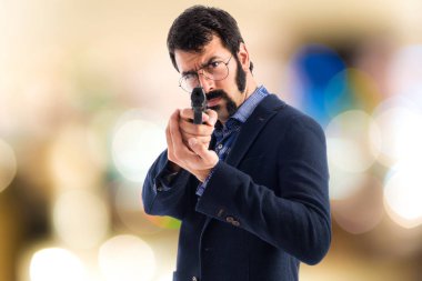 Bir tabanca ile çekim vintage genç adam 