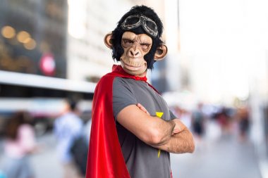 Süper kahraman maymun adam kollarını ile geçti