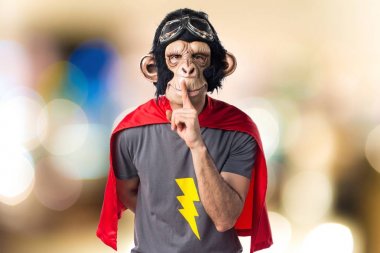 Süper kahraman maymun adam sessizlik jest yapma