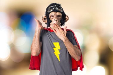 Süper kahraman maymun adam sürpriz jest yapıyor