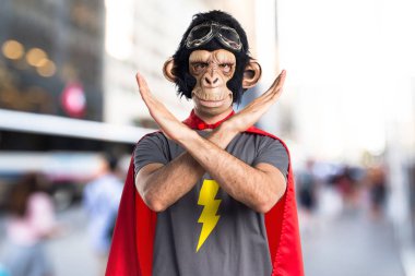 Süper kahraman maymun adam hiç jest yapıyor