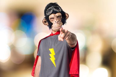 Süper kahraman maymun adam önüne işaret