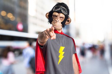 Süper kahraman maymun adam önüne işaret