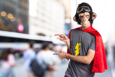 Süper kahraman maymun herif için lateral işaret