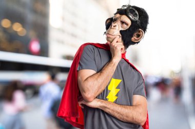 Süper kahraman maymun adam düşünme