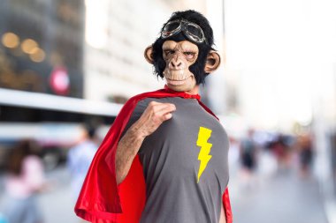 Maymun adam kendisiyle gurur