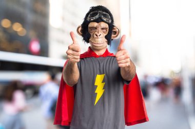 Süper kahraman maymun adam başparmak ile