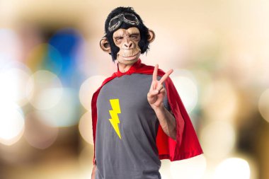 Süper kahraman maymun adam zafer jest yapıyor