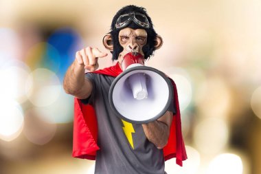 Süper kahraman maymun adam tarafından megafon bağırarak