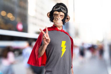 Süper kahraman maymun adam zafer jest yapıyor