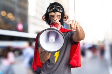 Süper kahraman maymun adam tarafından megafon bağırarak