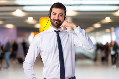 Telefon jest yapma bir kulaklık ile genç adam