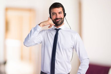 Telefon jest yapma bir kulaklık ile genç adam