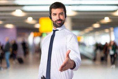 Bir anlaşma yapmadan yakışıklı telemarketer adam