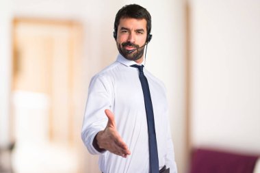 Bir anlaşma yapmadan yakışıklı telemarketer adam