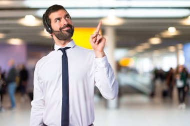 Yukarı dönük bir kulaklık ile genç adam