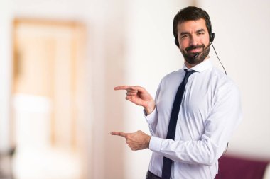 Lateral için işaret eden bir kulaklık ile genç adam