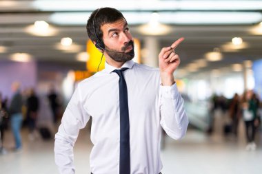 Bir kulaklık düşünce ile genç adam