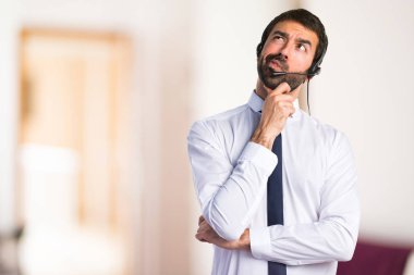 Bir kulaklık düşünce ile genç adam